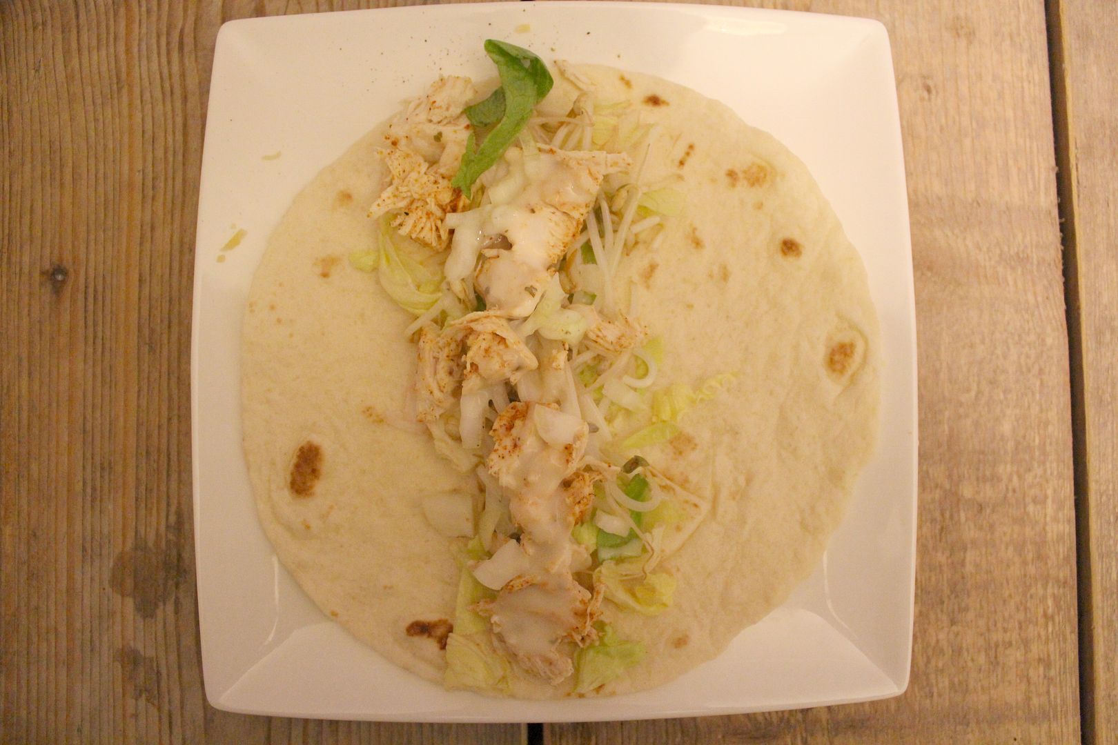 Wrap met kip, ijsbergsla en taugé Lekker en Simpel